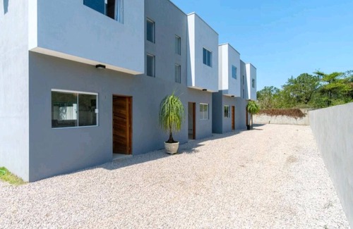 Jardim Capricornio House | Inviting Capricorn Beach Sunrise with Oceanfront Views