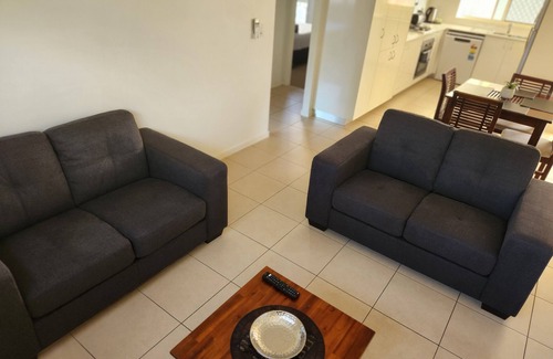 Middlemount Villa | Inviting Capricorn Villas: Pool, Breakfast & Family Fun
