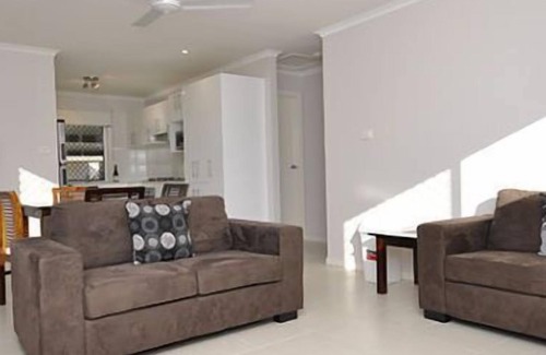 Middlemount Villa | Inviting Capricorn Villas: Pool, Breakfast & Family Fun