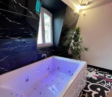 Valenciennes Apartment | Relax at Capsule Art Déco with Jacuzzi & Home Cinema