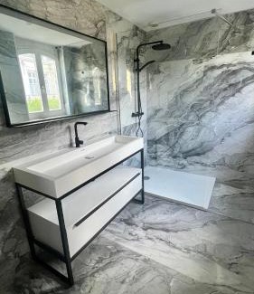 Valenciennes Apartment | Relax at Capsule Art Déco with Jacuzzi & Home Cinema
