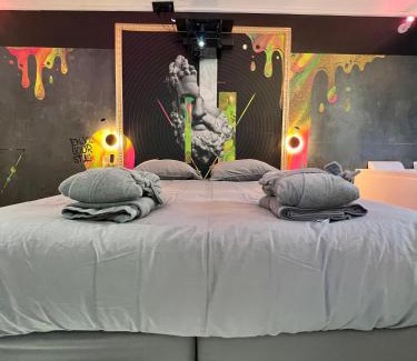 Valenciennes Apartment | Relax at Capsule Art Déco with Jacuzzi & Home Cinema