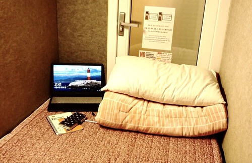 Yeongdeungpo-gu Hotel | Budget-Friendly Capsule Majung: Pool, Spa & Breakfast Awaits