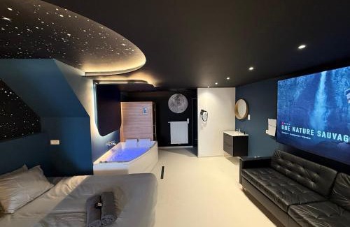 Mons Apartment | Capsule Moonlight - Jacuzzi - Sauna - Ecran 100" - PS5