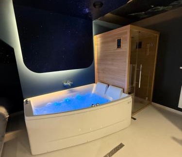 Mons Apartment | Capsule Moonlight - Jacuzzi - Sauna - Ecran 100" - PS5