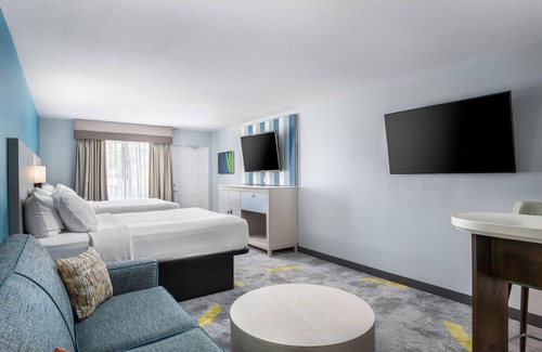 Sebastian Resort | Eco-Friendly Capt Hiram's Resort with Pool & Spa Amenities