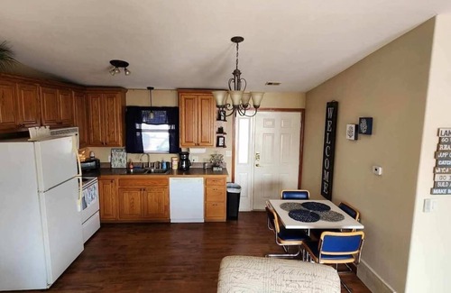 Osage Beach Apartment | Discover Captain Bob’s Boathouse: Pet-Friendly Retreat