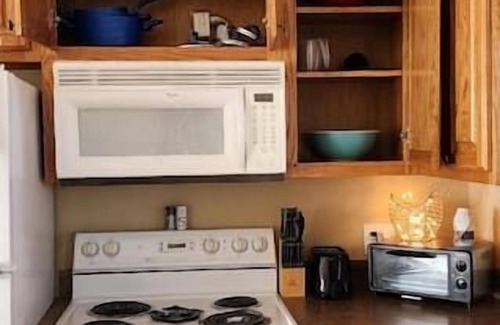 Osage Beach Apartment | Discover Captain Bob’s Boathouse: Pet-Friendly Retreat
