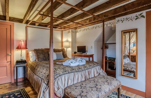 Poquetanuck Bed & Breakfast | Discover Captain Grant's 1754: Spa and Breakfast Included