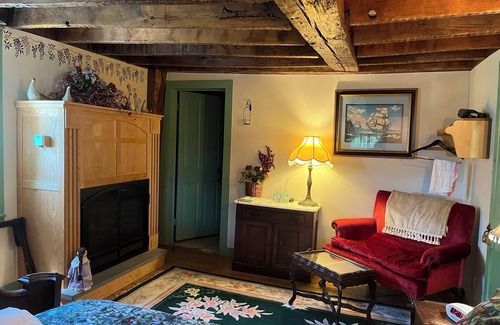 Poquetanuck Bed & Breakfast | Discover Captain Grant's 1754: Spa and Breakfast Included