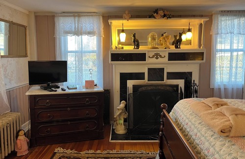 Poquetanuck Bed & Breakfast | Discover Captain Grant's 1754: Spa and Breakfast Included