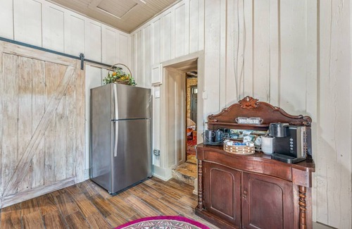 Stephenville House | Exceptional Captain James Beech House with Kitchen Amenities