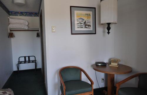 Charleston Hotel | Family-Friendly Stay at Captain John's Motel with Kitchenette