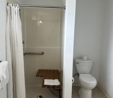 Charleston Hotel | Family-Friendly Stay at Captain John's Motel with Kitchenette