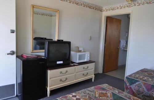 Charleston Hotel | Family-Friendly Stay at Captain John's Motel with Kitchenette