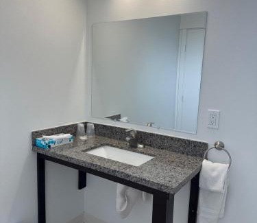 Charleston Hotel | Family-Friendly Stay at Captain John's Motel with Kitchenette
