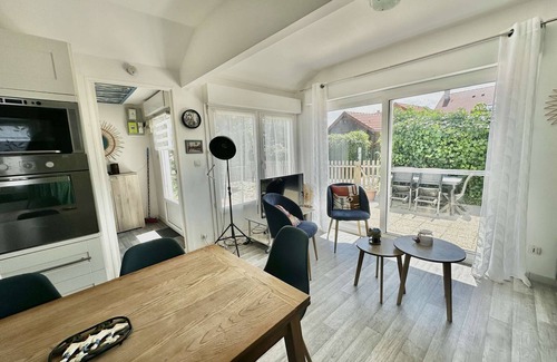 Saint-Come-de-Fresne House | Seaside Retreat at Captain's Quarters - Beachfront Escape
