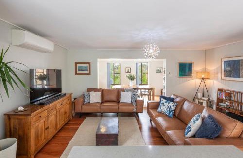 Yamba House | Pet-Friendly Captain's Haven - A 4-Star Coastal Retreat
