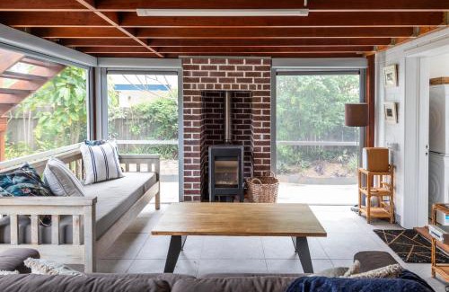 Yamba House | Pet-Friendly Captain's Haven - A 4-Star Coastal Retreat