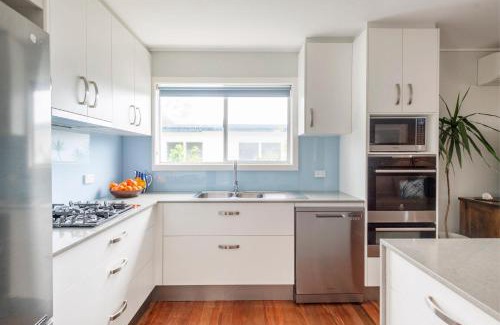 Yamba House | Pet-Friendly Captain's Haven - A 4-Star Coastal Retreat