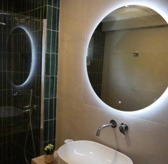 Sithonia House | Welcoming Captain's Home: Family-Friendly Retreat Awaits