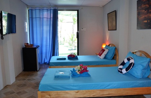 Tawala House | Relax at Captain's Lodge and Bar with Pool & Spa Access