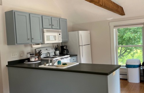 Kennebunk Apartment | Pet-Friendly Captain's Quarters at Waldo Emerson Inn