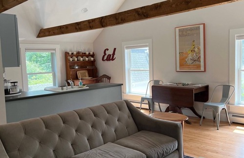 Kennebunk Apartment | Pet-Friendly Captain's Quarters at Waldo Emerson Inn