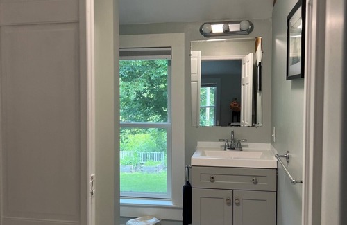 Kennebunk Apartment | Pet-Friendly Captain's Quarters at Waldo Emerson Inn