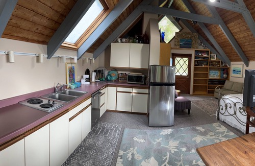 Waimea Cottage | Ocean View Escape at Captain's Quarters Cottage - Rated 9.8