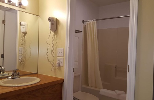 Saugatuck Hotel | Discover Captain's Quarters Motel: Family-Friendly Retreat