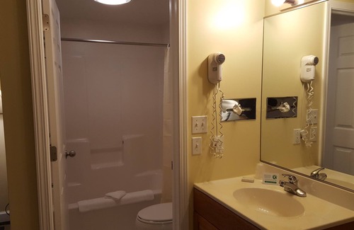 Saugatuck Hotel | Discover Captain's Quarters Motel: Family-Friendly Retreat