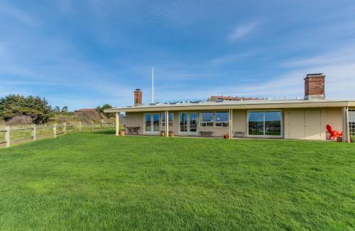 Gearhart Apartment | Welcoming Captain's Quarters - Family-Friendly Retreat