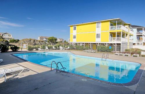 Holden Beach Apartment | Oceanfront Retreat at Captain's Villa with Family-Friendly Amenities