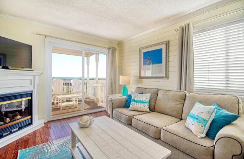 Holden Beach Apartment | Oceanfront Retreat at Captain's Villa with Family-Friendly Amenities