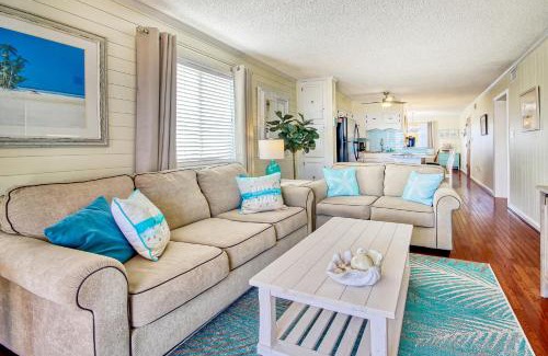 Holden Beach Apartment | Oceanfront Retreat at Captain's Villa with Family-Friendly Amenities