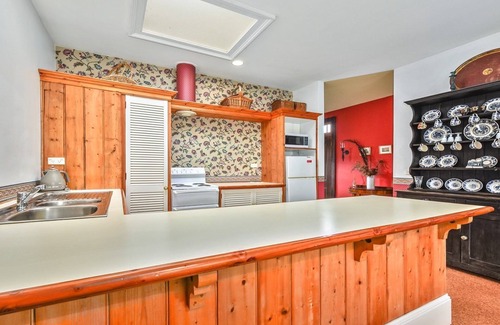 Launceston CBD Cottage | Convenient Captain Stirling's Bungalow Near City Fringe