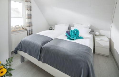 Norddeich Apartment | Cozy Captains Cabin with Oceanfront Views - Guest Rated 8.7
