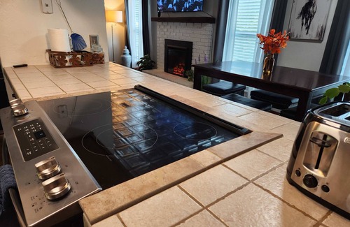 Tallahassee Apartment | Retro Retreat with Stainless Steel Ceilings in Midtown
