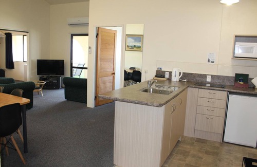 Cambridge Hotel | Budget-Friendly Stay at Captains Quarters Motor Inn