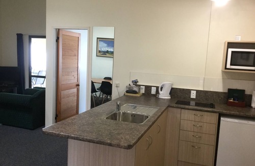 Cambridge Hotel | Budget-Friendly Stay at Captains Quarters Motor Inn