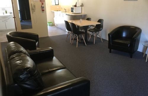 Cambridge Hotel | Budget-Friendly Stay at Captains Quarters Motor Inn