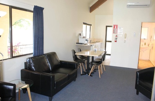 Cambridge Hotel | Budget-Friendly Stay at Captains Quarters Motor Inn
