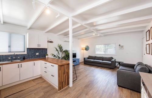 Lancelin House | Coastal Vibe at Captain's Retreat - Rated 10/10 by Guests
