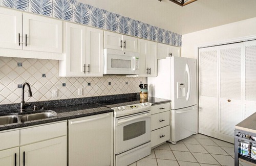 Northeast Virginia Beach House | Inviting Captain’s Quarters Beach Condo Near Rudee Inlet