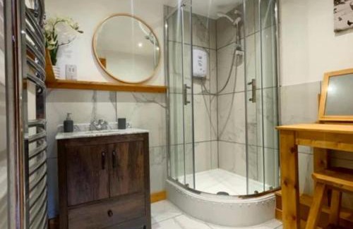 Brinkley House | Enchanting 1-Bed Cabin Getaway in Newmarket