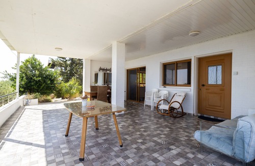 Agios Theodoros House | Inviting 2-Bed House with Kitchen and Breakfast Included