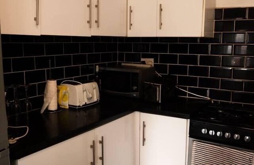 Shirley House | Inviting 3-Bed House in Birmingham with Pet-Friendly Amenities
