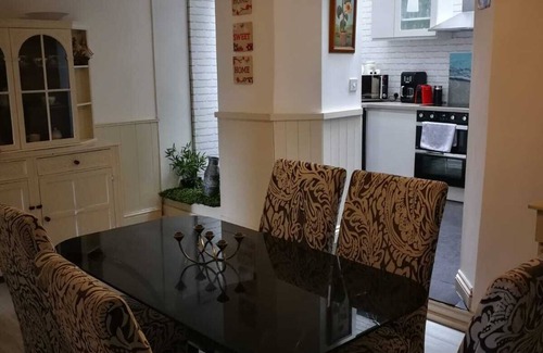 Torquay House | Inviting 3-Bed House with Pet-Friendly Amenities in Torquay