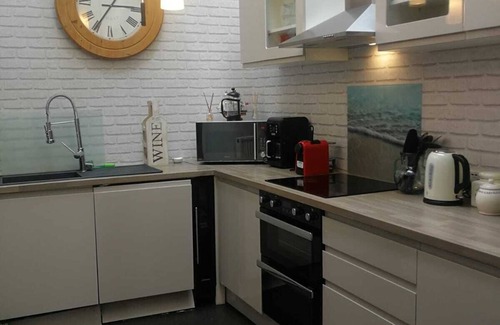 Torquay House | Inviting 3-Bed House with Pet-Friendly Amenities in Torquay